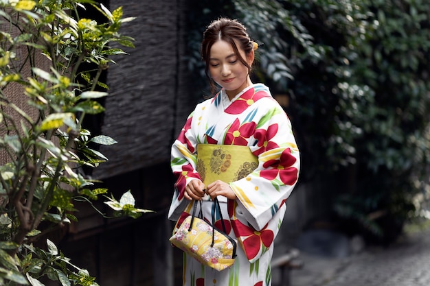 Gratis foto vrouw die mooie japanse kimono's en obi . draagt