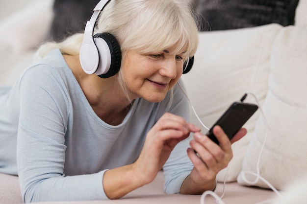 Gratis foto vrouw die muziek op smartphone kiest