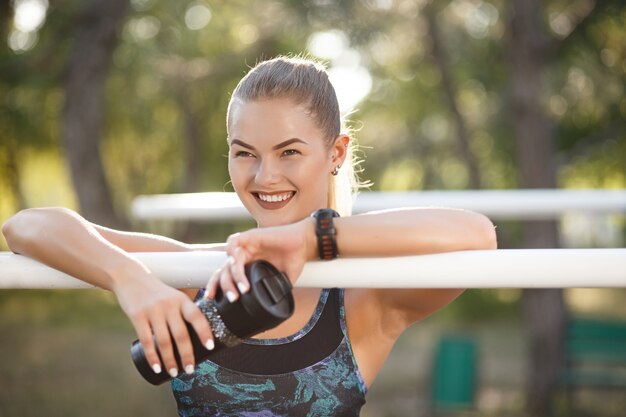 Vrouw die na training rust