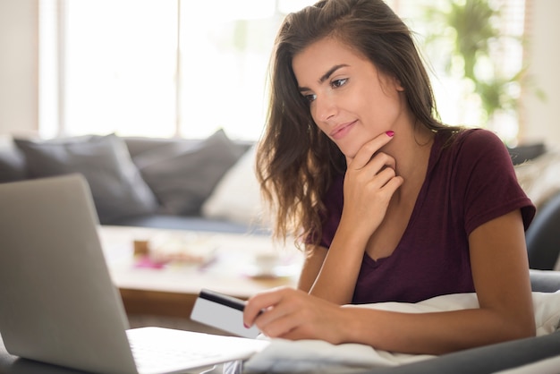 Vrouw die online met laptop winkelt