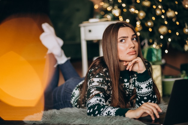 Vrouw die online op Kerstmisverkoop winkelt