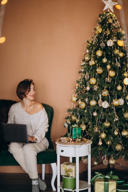 Vrouw die online op kerstmisverkoop winkelt