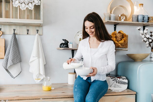 Vrouw die ontbijt heeft bij de keuken