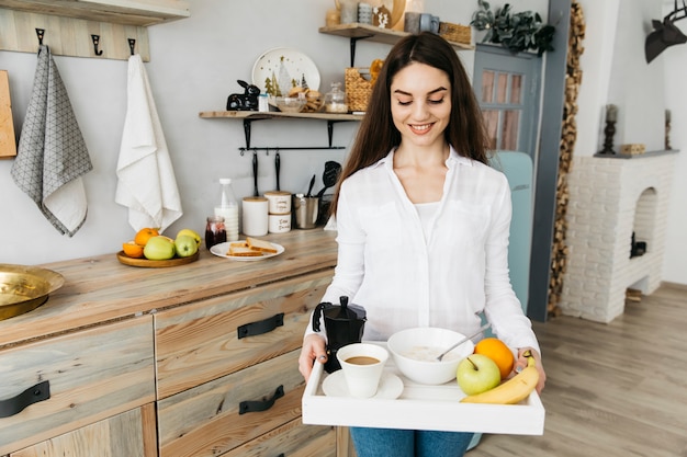 Vrouw die ontbijt heeft bij de keuken