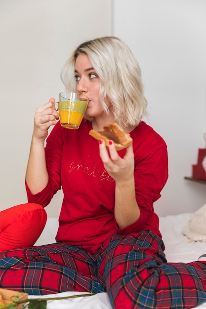 Gratis foto vrouw die ontbijt op valentijnskaartendag neemt