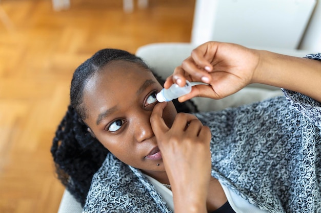 Gratis foto vrouw die oogdruppels gebruikt vrouw die oogsmeermiddel laat vallen om droge ogen of allergie te behandelen zieke vrouw die oogbalirritatie of -ontsteking behandelt vrouw die lijdt aan geïrriteerde oog optische symptomen