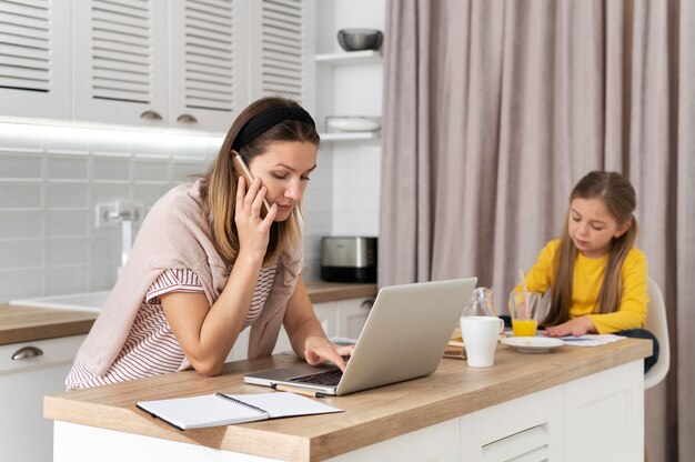 Vrouw die op afstand met kind werkt