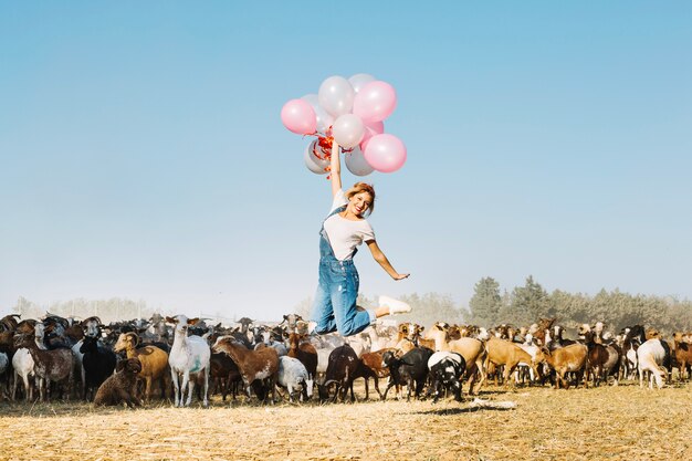 Vrouw die op ballonnen vliegt