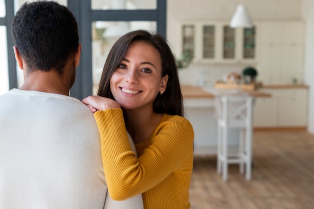 Vrouw die op de schouder van haar minnaar rust