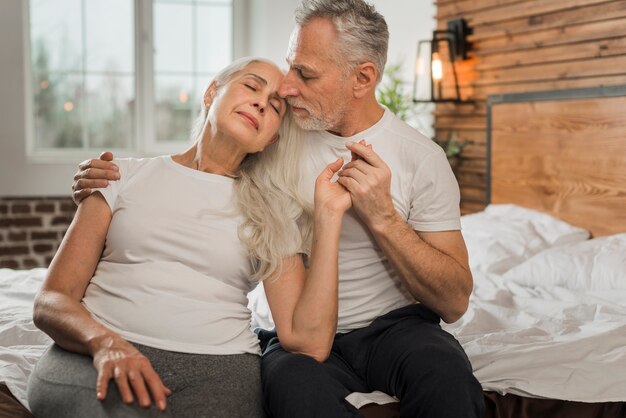 Vrouw die op echtgenootschouder leunt