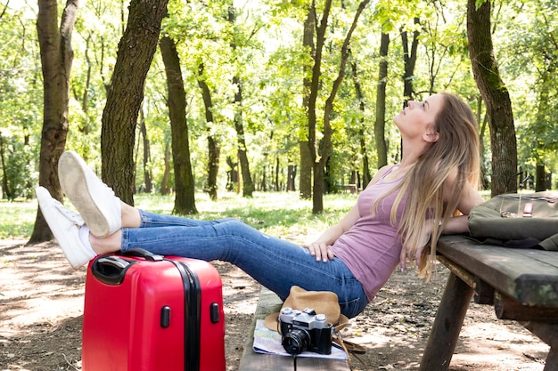 Vrouw die op een mening van het bankprofiel rust