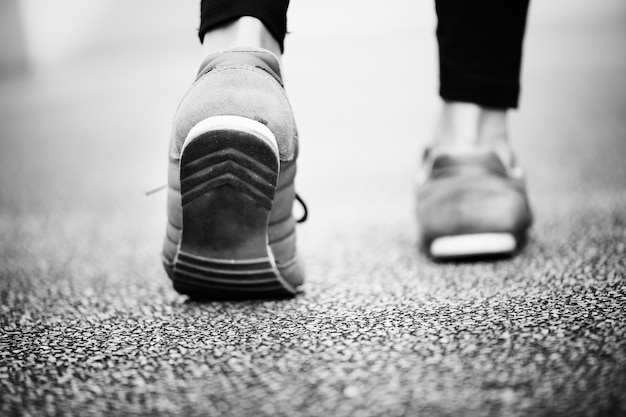 Gratis foto vrouw die op een weg loopt