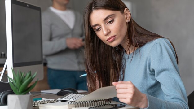 Vrouw die op het gebied van media met personal computer werkt