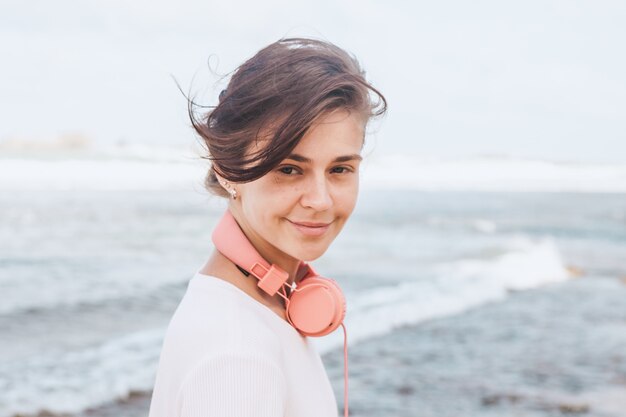 Vrouw die op het strand loopt