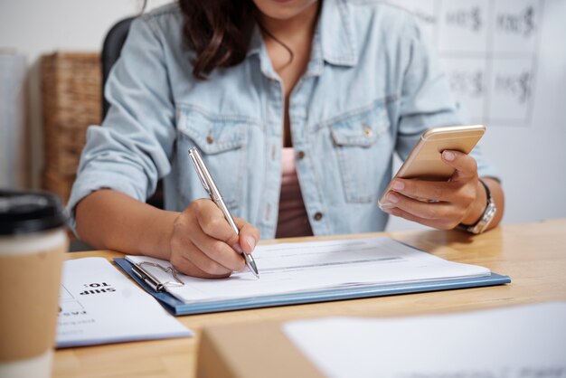 Vrouw die op kantoor werkt