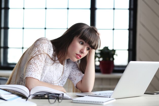 Vrouw die op kantoor werkt