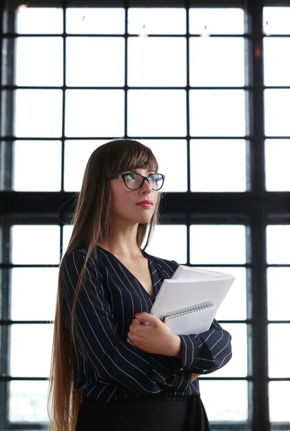 Vrouw die op kantoor werkt