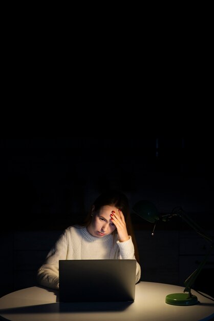 Vrouw die op laptop met een kopie ruimte werkt