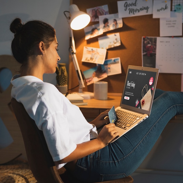 Vrouw die op laptop thuis bureau kijkt