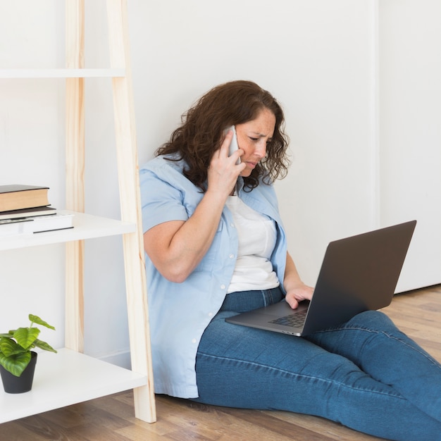 Vrouw die op laptop werkt vanuit huis