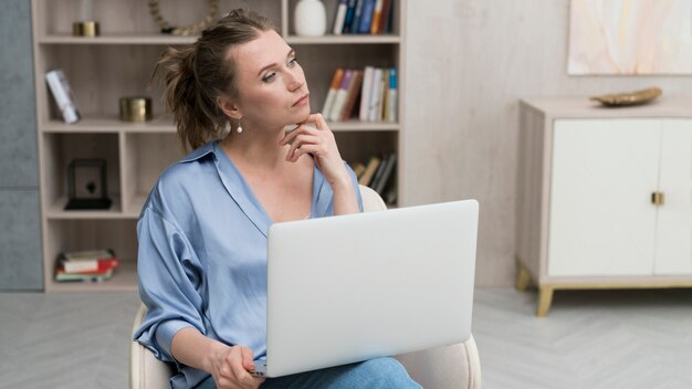 Vrouw die op laptop werkt