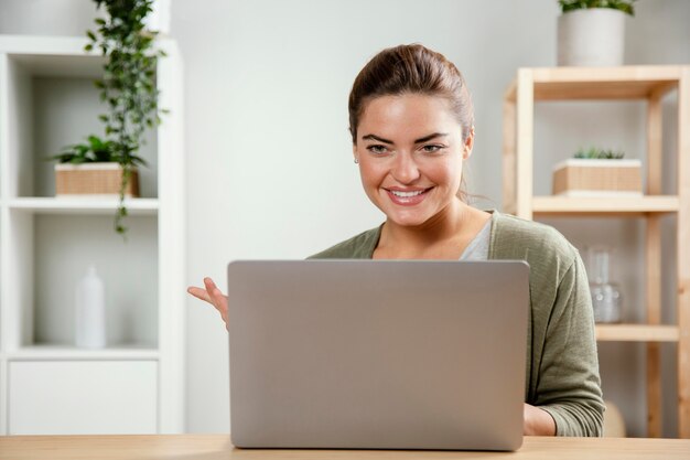 Vrouw die op laptop werkt