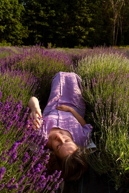 Gratis foto vrouw die op lavendel hoge hoek legt