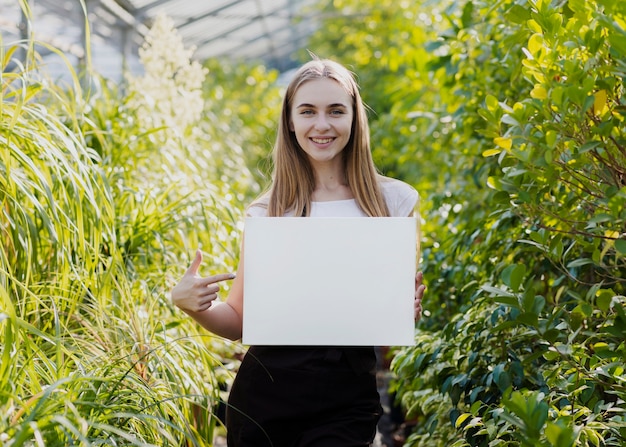 Vrouw die op leeg blad richt