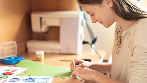 Gratis foto vrouw die op materiële close-up trekt