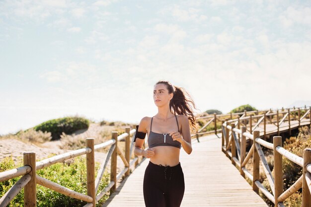 Vrouw die op strand loopt