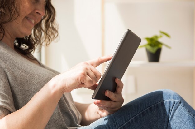 Vrouw die op tablet kijkt