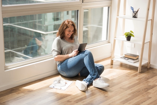 Vrouw die op tablet kijkt