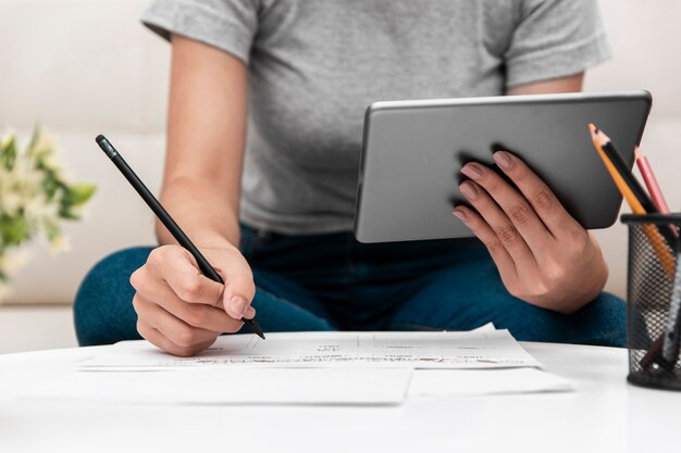 Vrouw die op tablet werkt