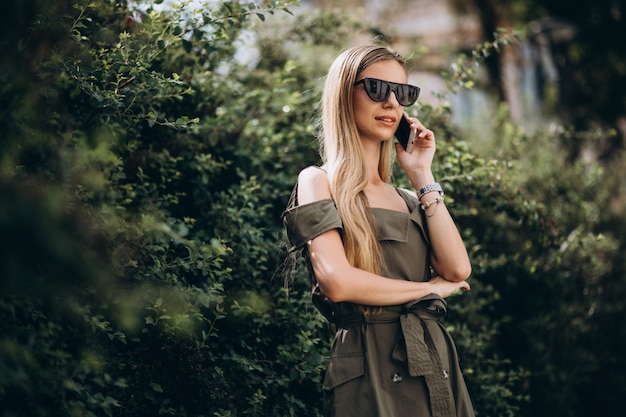 Vrouw die op telefoon in park spreekt