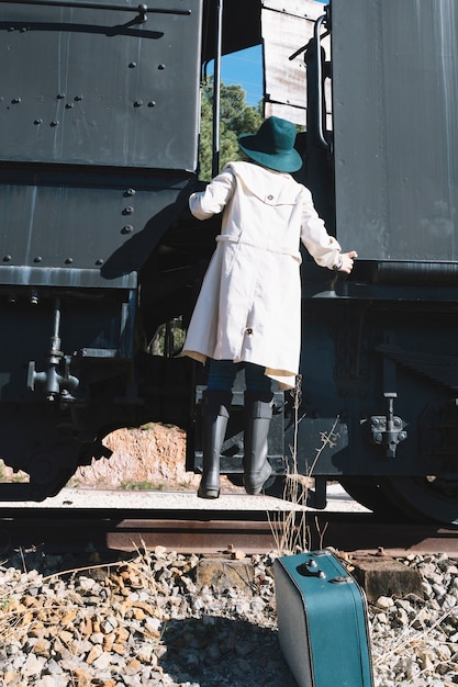 Vrouw die op trein beklimt