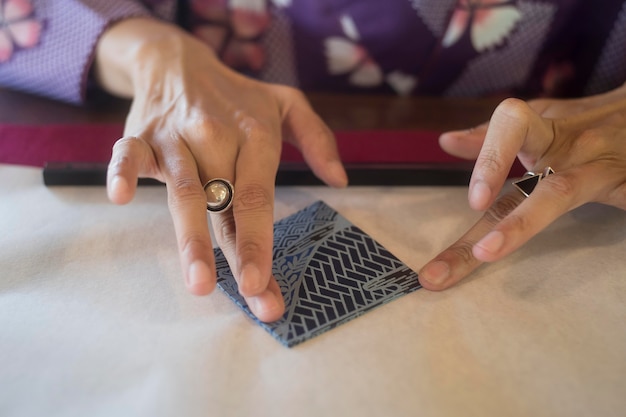 Vrouw die origami maakt met Japans papier