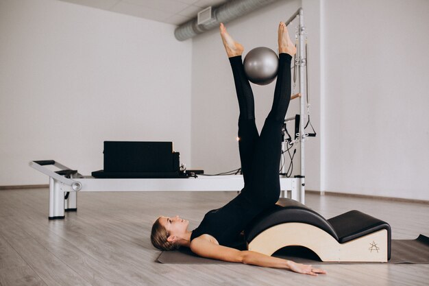 Vrouw die pilates met een bal doet