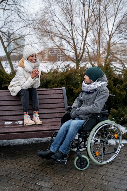 Vrouw die plezier heeft met haar, haar gehandicapte vriend