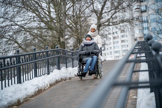 Vrouw die plezier heeft met haar, haar gehandicapte vriend