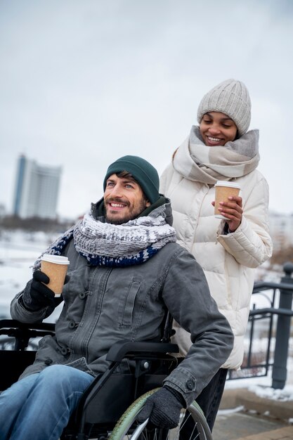 Vrouw die plezier heeft met haar, haar gehandicapte vriend