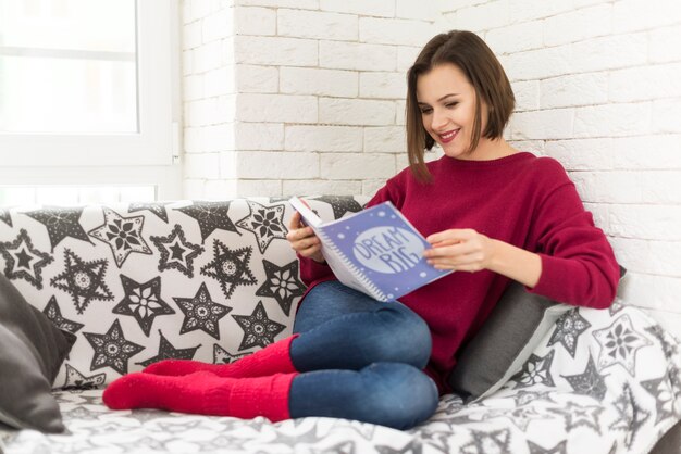 Vrouw die pret lezen