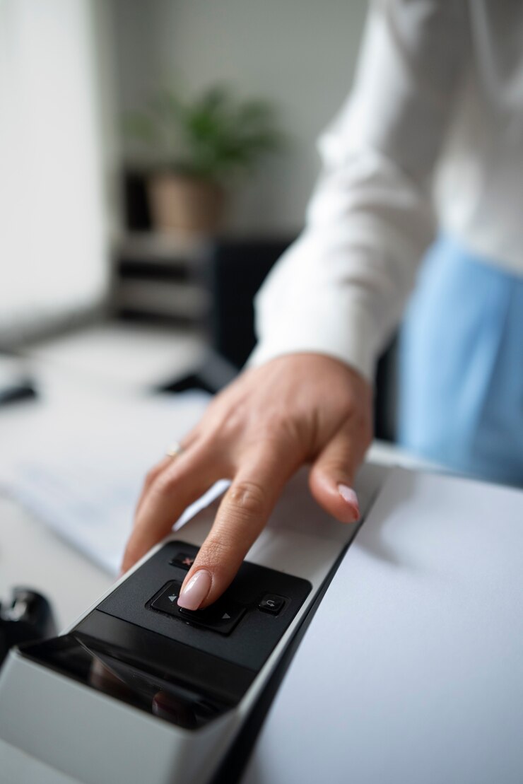 Gratis Foto vrouw die printer gebruikt terwijl ze op kantoor werkt