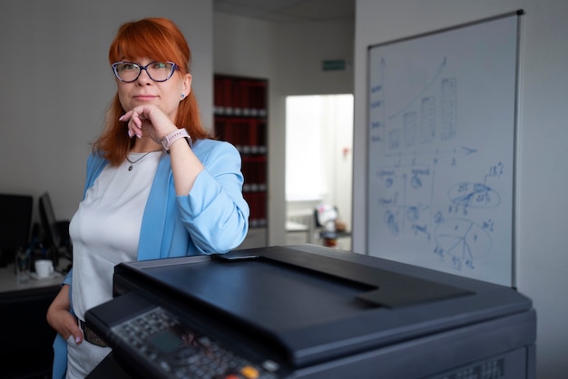 Vrouw die printer op kantoor gebruikt