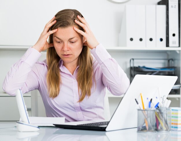 Vrouw die probleem in bureau heeft