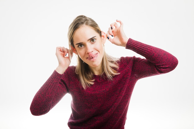 Gratis foto vrouw die rond voor de gek houdt