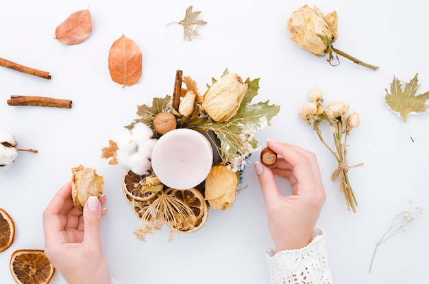 Vrouw die rustieke kaarsdecoratie maakt