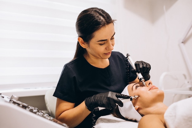 Vrouw die schoonheidsprocedures maken bij een schoonheidssalon