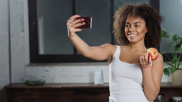 Vrouw die selfie in keuken nemen