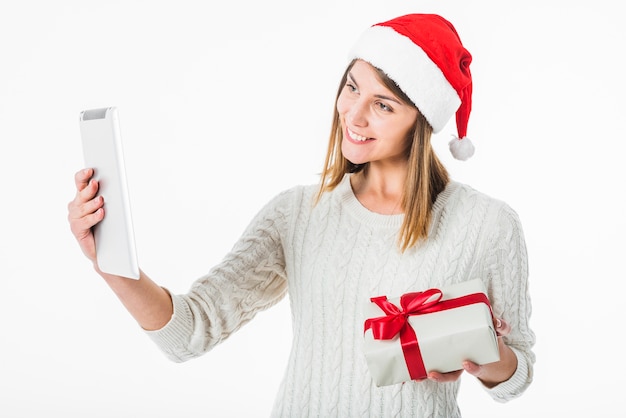 Vrouw die selfie met tablet nemen