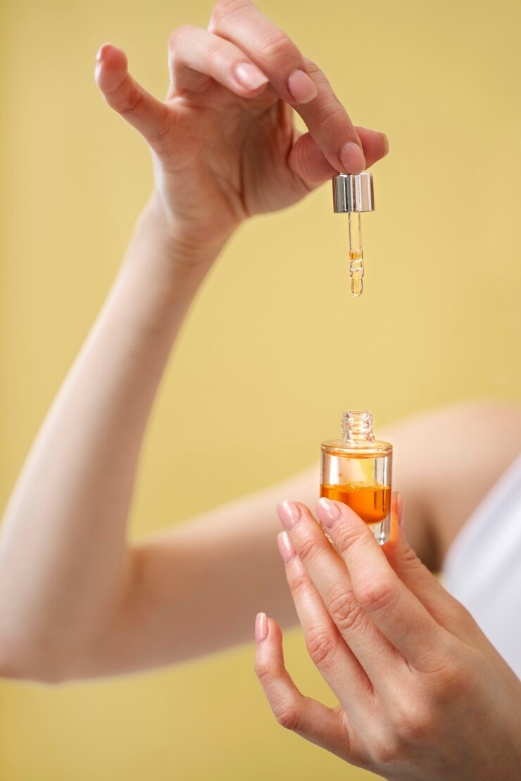 Gratis Foto vrouw die serum gebruikt